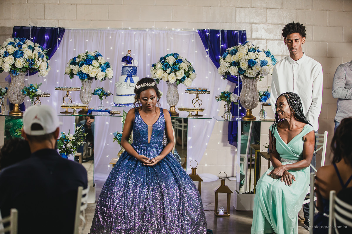 Making off de debutante, studio ch fotografia, maquiagem de 15 anos, sorriso lindo, foto de sorriso de menina, debutante, 15 anos, ensaio de debutante , luste no ensiao, vestido de debutante, foto de vestido de 15 anos