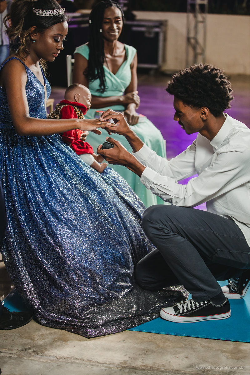 Making off de debutante, studio ch fotografia, maquiagem de 15 anos, sorriso lindo, foto de sorriso de menina, debutante, 15 anos, ensaio de debutante , luste no ensiao, vestido de debutante, foto de vestido de 15 anos