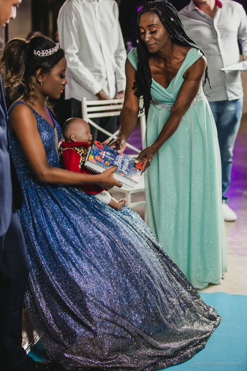 festa de 15 anos, mae entregando um livro