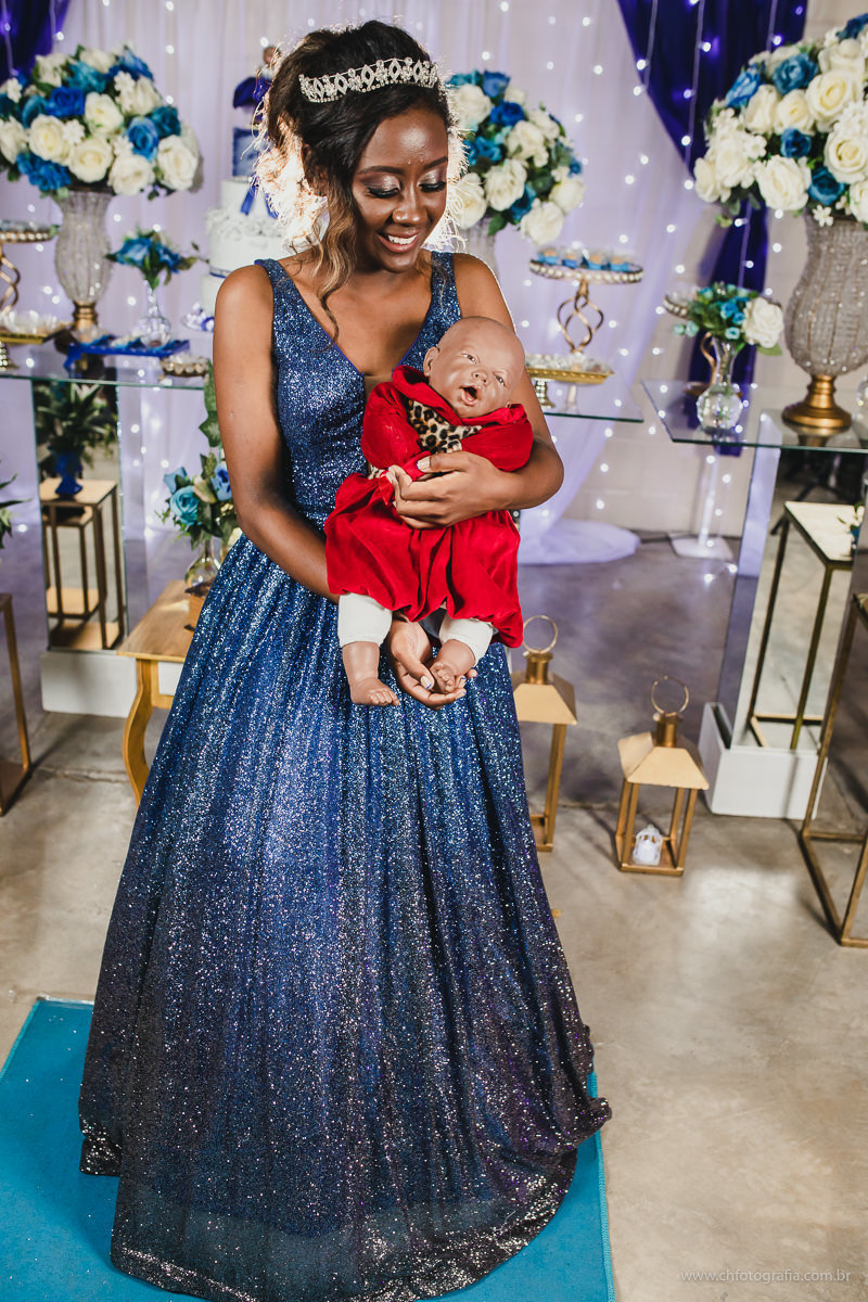debutante segurando o boneco , foto da ch fotografia