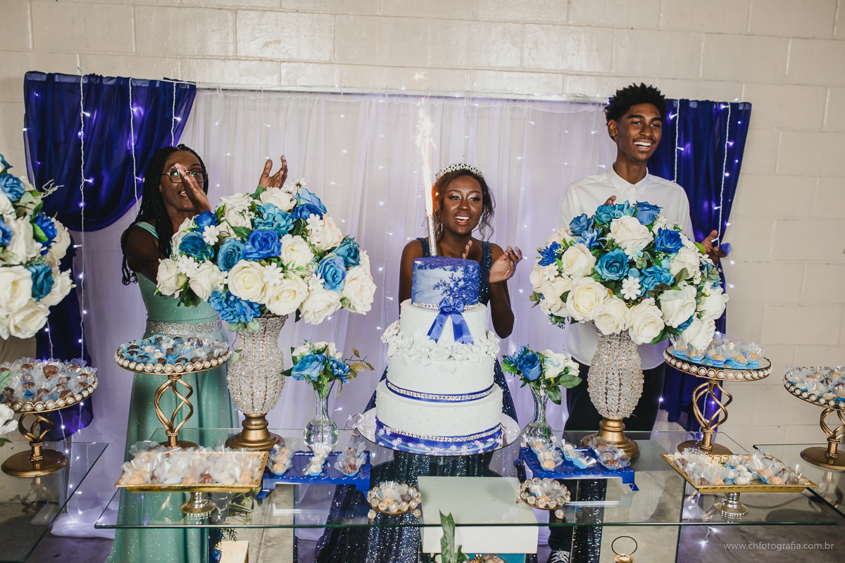 foto da mesa do bolo da debutante, parabens para debutante