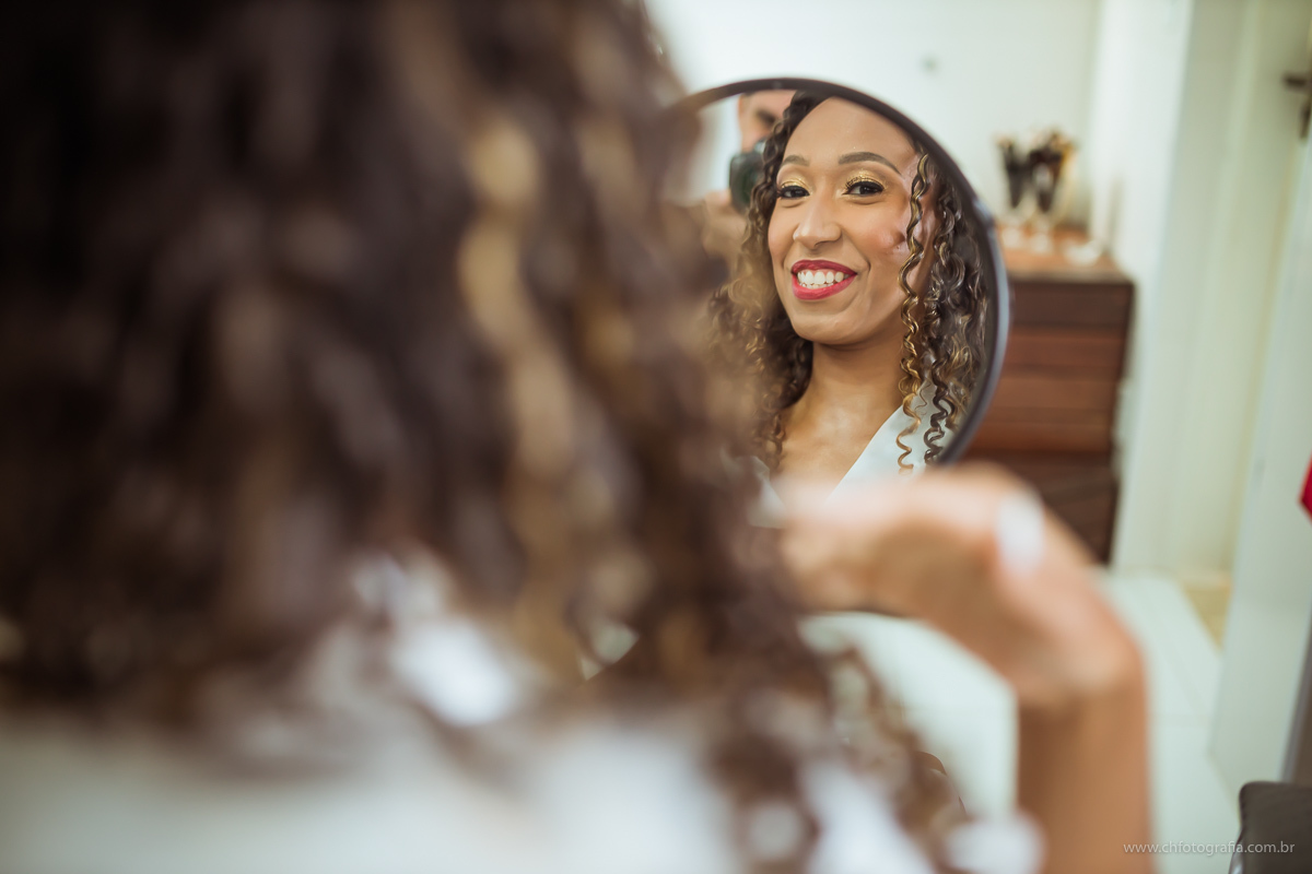 Fotos de making off de noiva no salão Debora Henke, noiva olhando no espelho