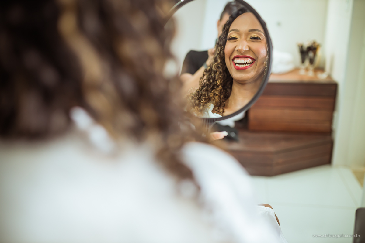 Fotos de making off de noiva no salão Debora Henke, noiva olhando no espelho