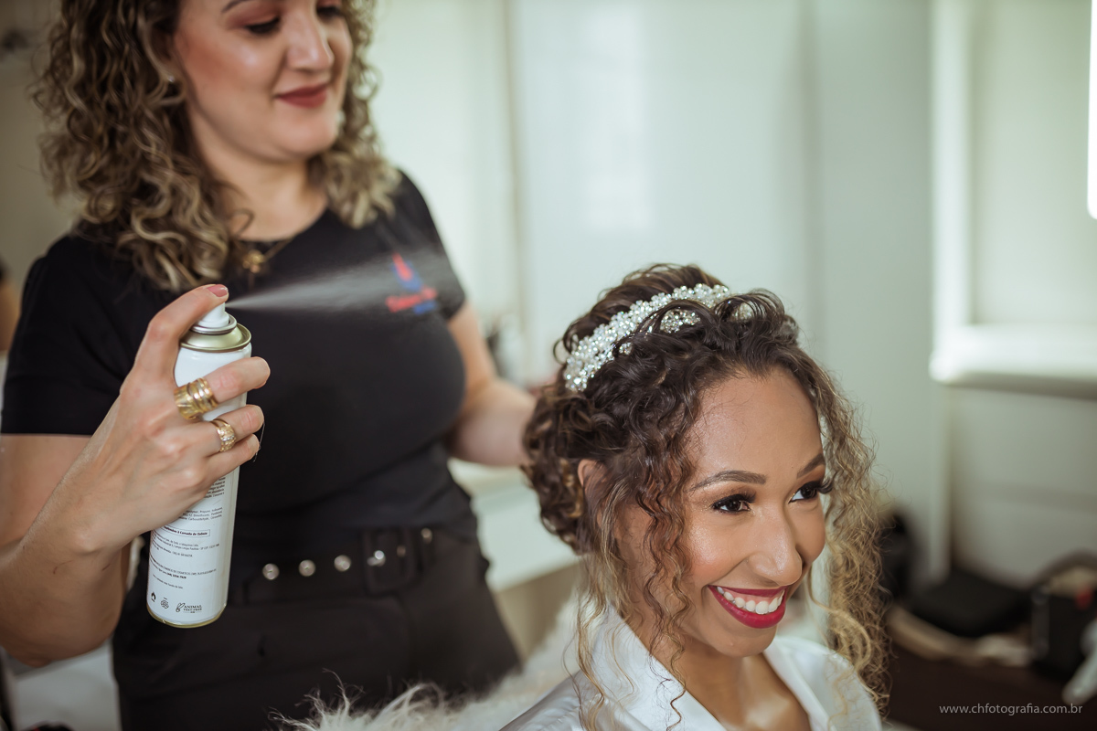 Fotos de making off de noiva no salão Debora Henke, noiva olhando no espelho