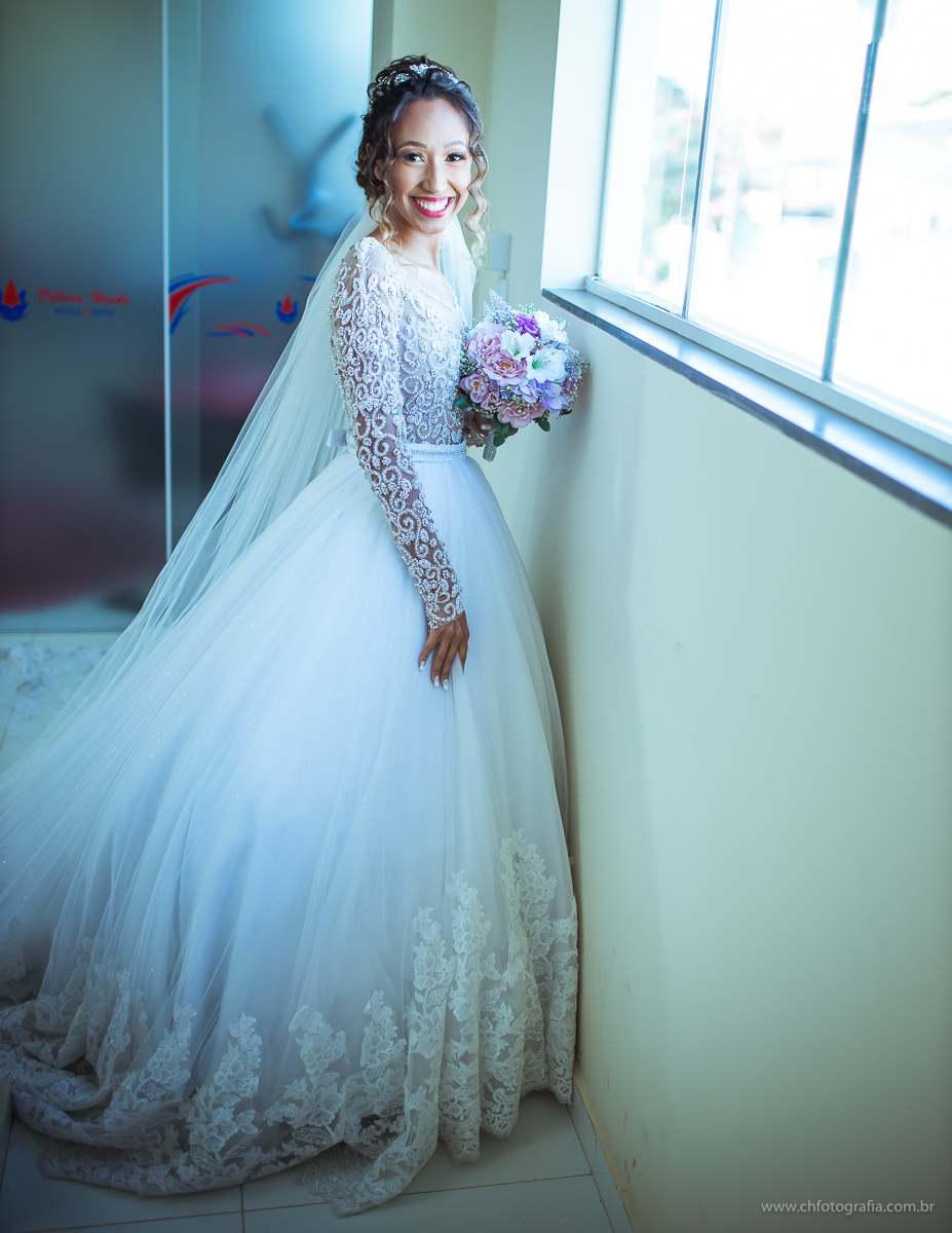 Making off de noiva salão Debora Henke, fotos diferente de noiva, retrato de noiva, foto de buque de noiva, nova sorrindo, ch fotografia