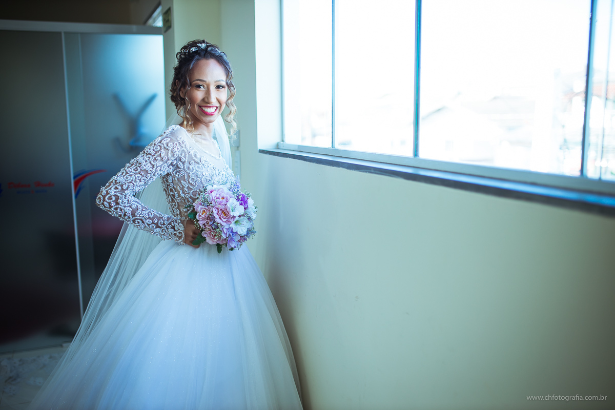 Making off de noiva salão Debora Henke, fotos diferente de noiva, retrato de noiva, foto de buque de noiva, nova sorrindo, ch fotografia