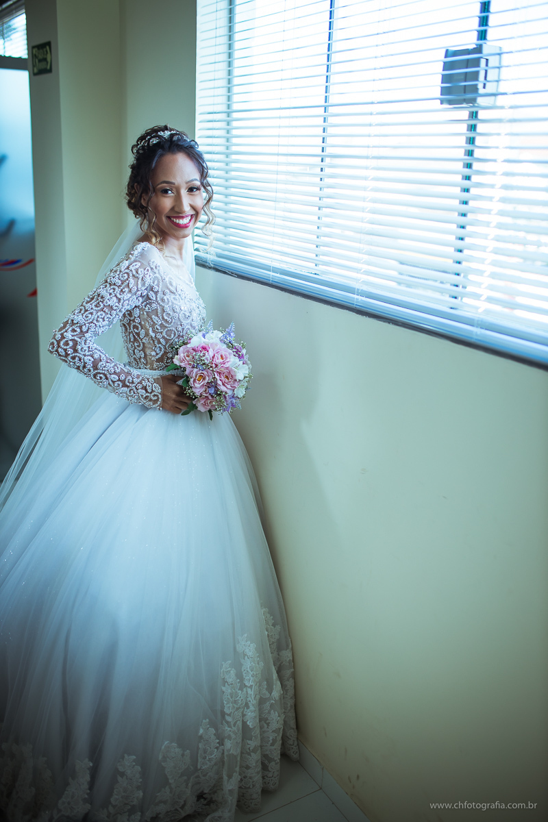 Making off de noiva salão Debora Henke, fotos diferente de noiva, retrato de noiva, foto de buque de noiva, nova sorrindo, ch fotografia