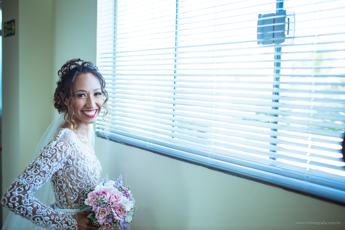 Making off de noiva salão Debora Henke, fotos diferente de noiva, retrato de noiva, foto de buque de noiva, nova sorrindo, ch fotografia