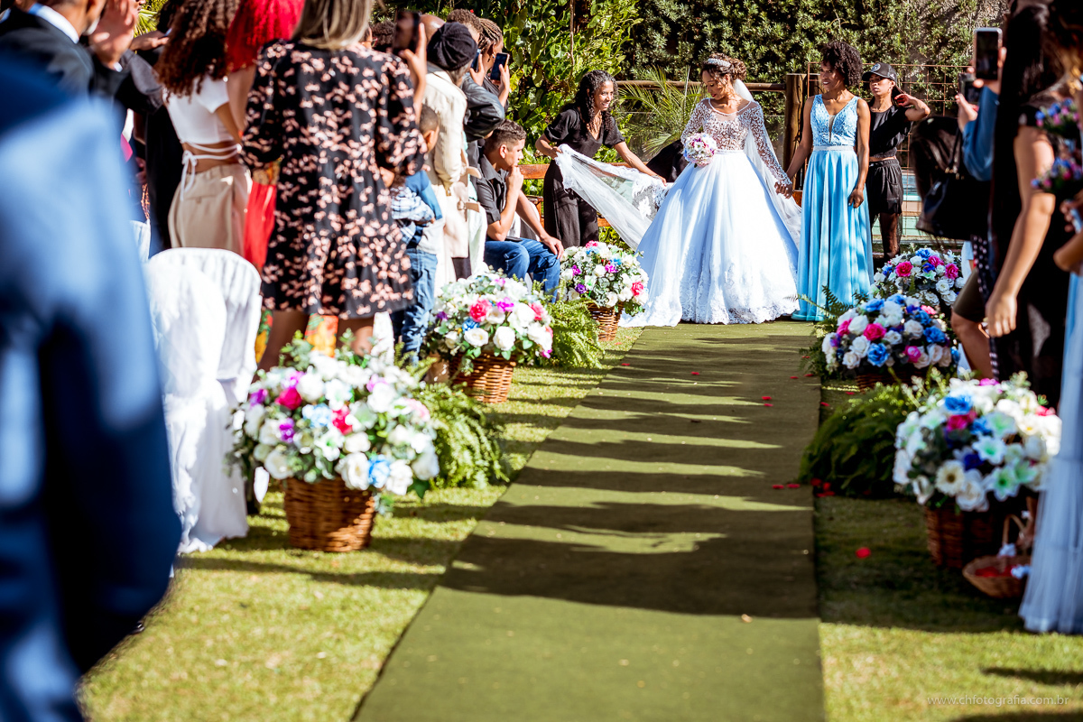 Entrada da noiva na cerimonia, foto de casamento Chácara Joquebede