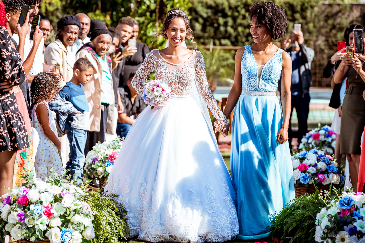 Entrada da noiva na cerimonia, foto de casamento Chácara Joquebede, noiva entrando sorrindo, noiva sorrindo