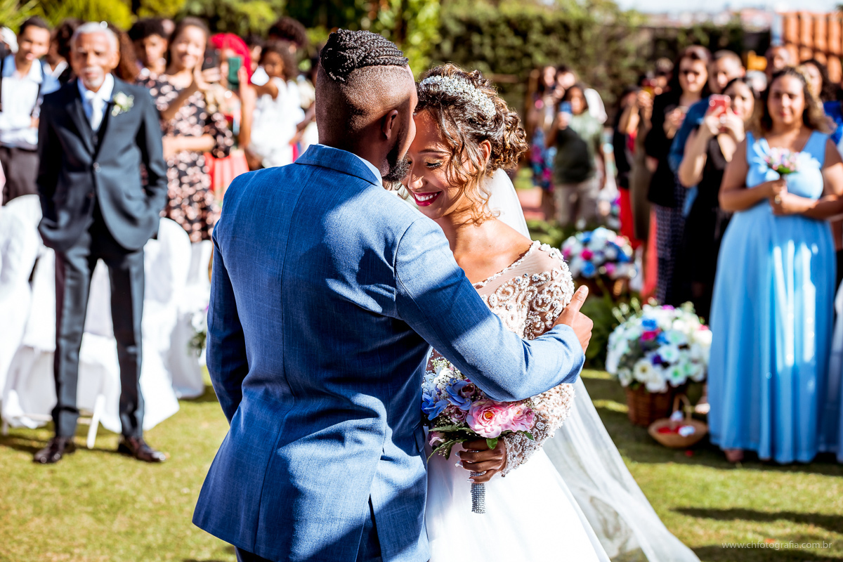 Entrada da noiva na cerimonia, foto de casamento Chácara Joquebede, noiva entrando sorrindo, noiva sorrindo, noivo recebendo a noiva
