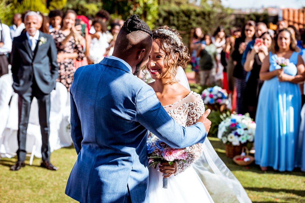 Entrada da noiva na cerimonia, foto de casamento Chácara Joquebede, noiva entrando sorrindo, noiva sorrindo, noivo recebendo a noiva