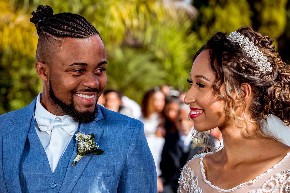 Noivo olhando para noiva, Chácara Joquebede