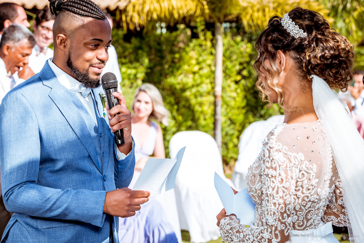 Noivo olhando para noiva, Chácara Joquebede