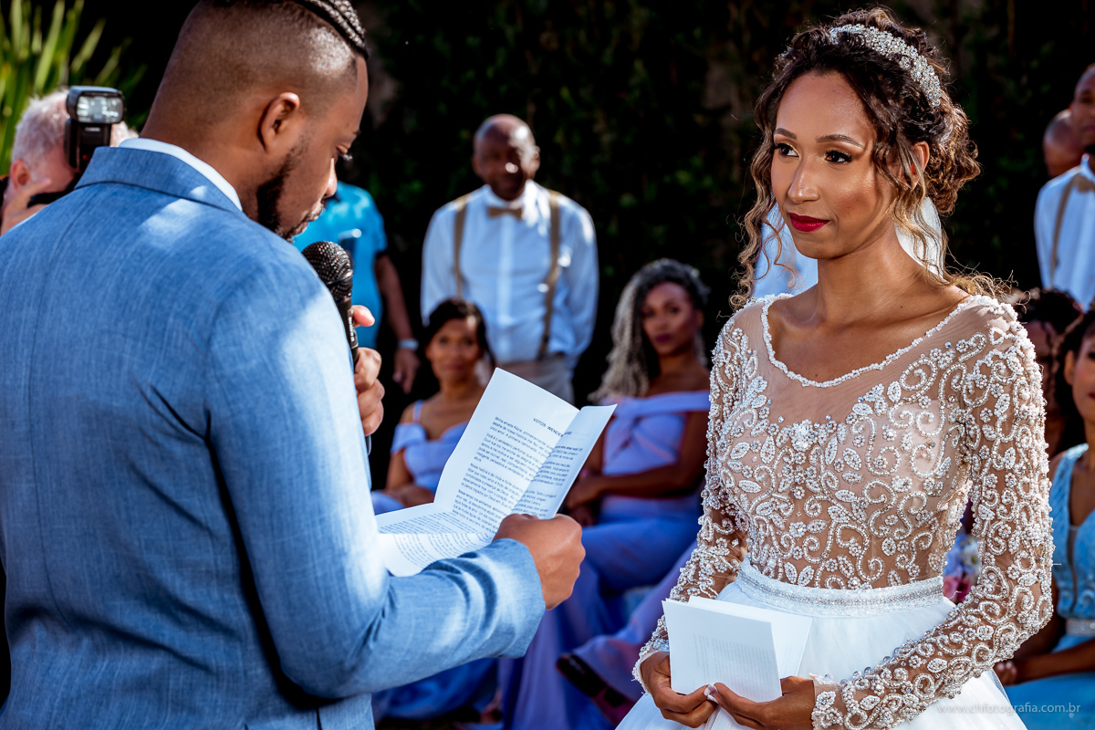 Noivo olhando para noiva, Chácara Joquebede, votos dos noivos