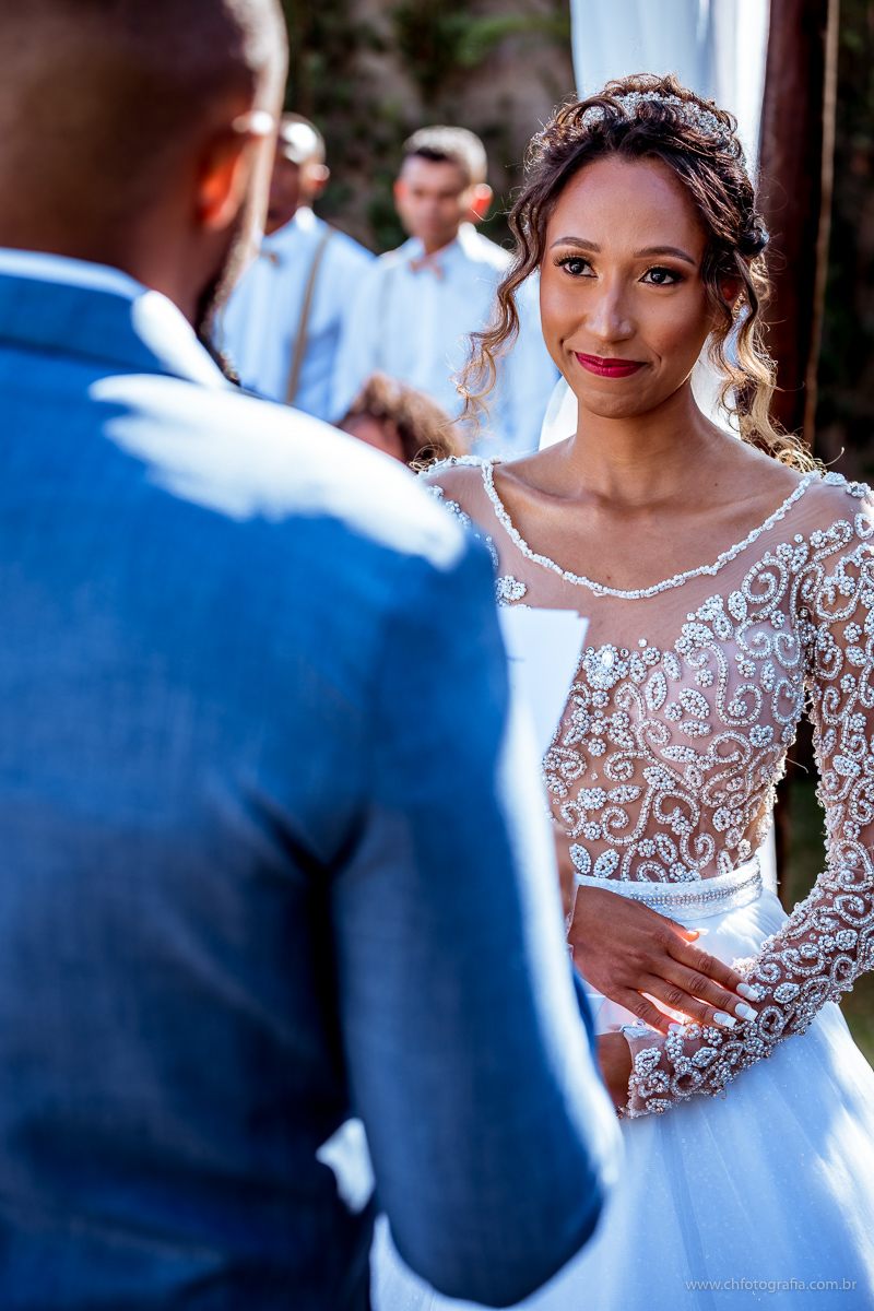 Noivo olhando para noiva, Chácara Joquebede, votos dos noivos