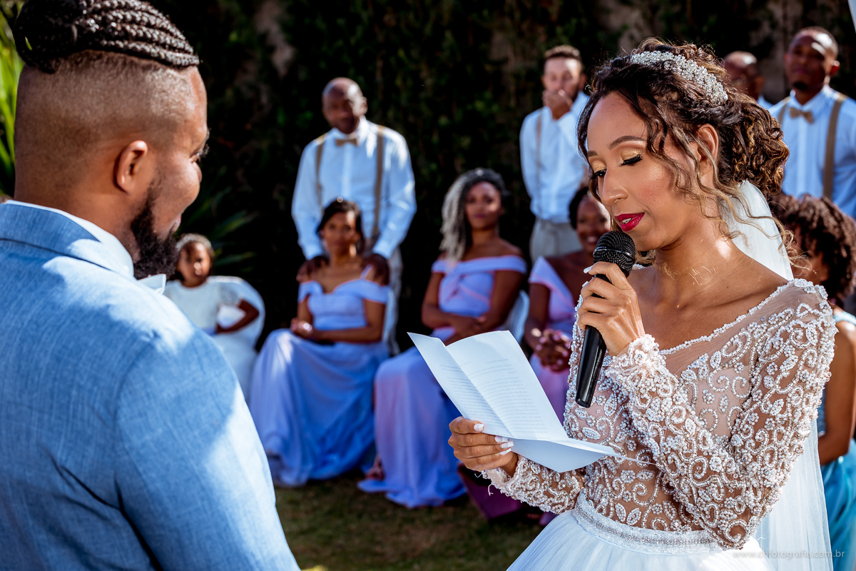 Noivo olhando para noiva, Chácara Joquebede, votos dos noivos