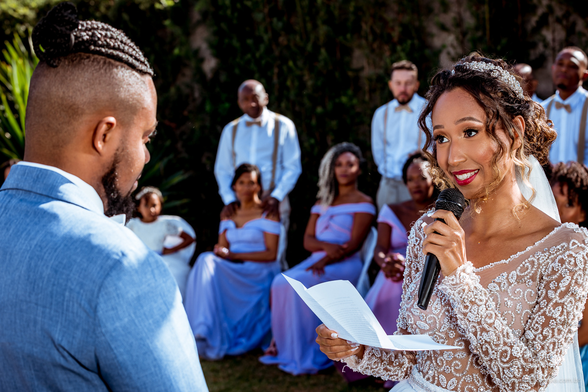 Noivo olhando para noiva, Chácara Joquebede, votos dos noivos
