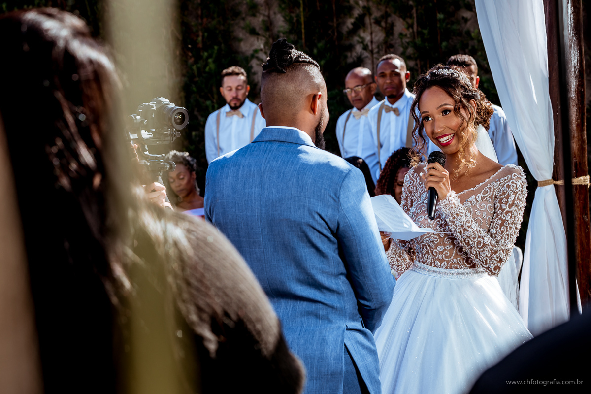 Noivo olhando para noiva, Chácara Joquebede, votos dos noivos