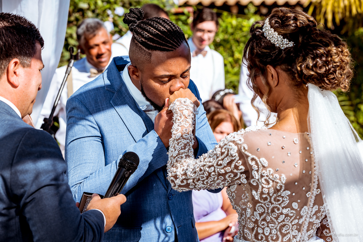 Noivo olhando para noiva, Chácara Joquebede, votos dos noivos