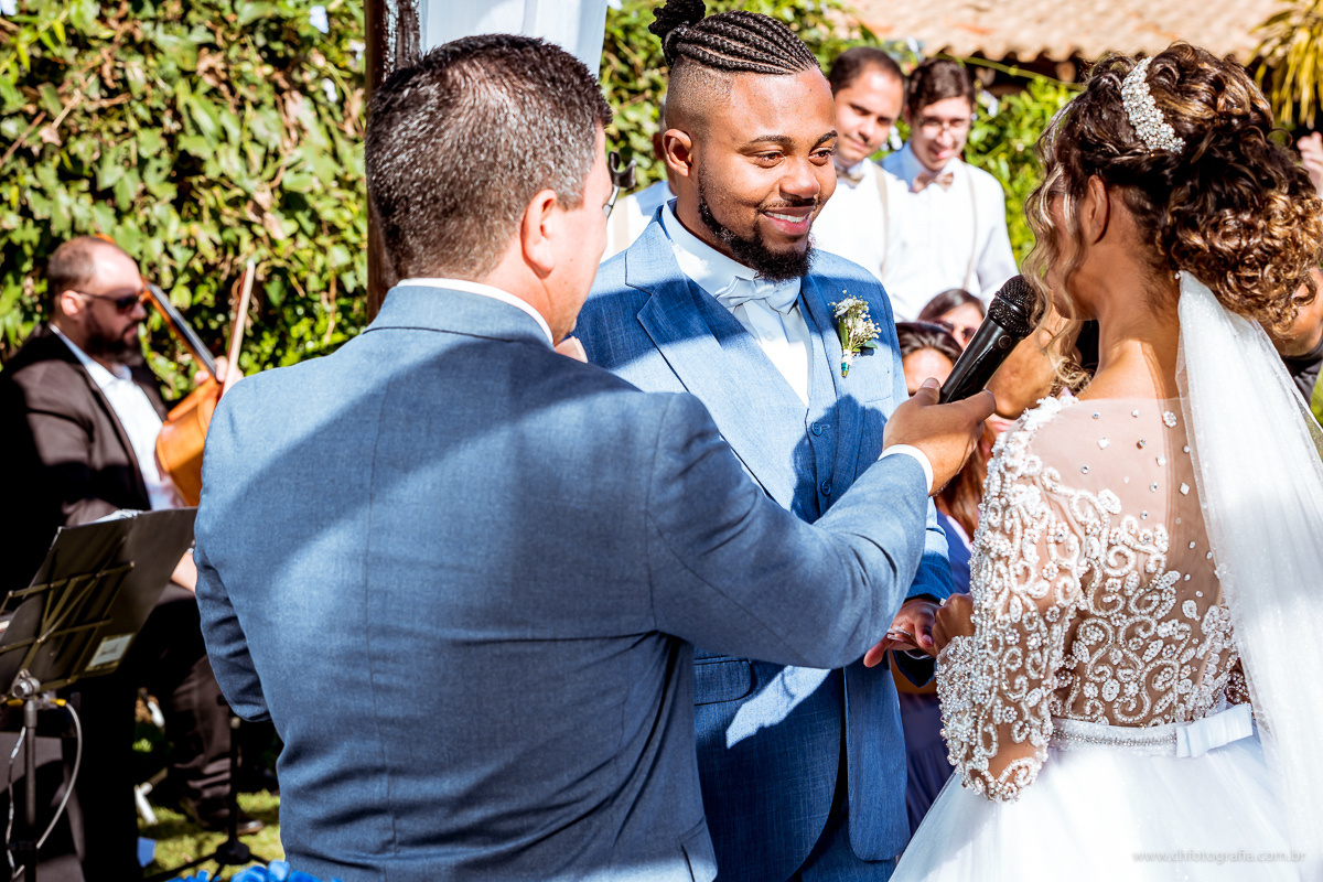 Noivo olhando para noiva, Chácara Joquebede, votos dos noivos