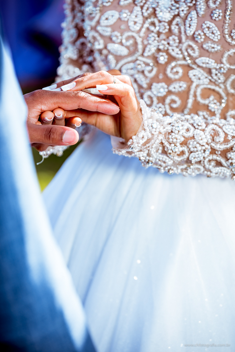 Noivo olhando para noiva, Chácara Joquebede, votos dos noivos, fotos de detalhes