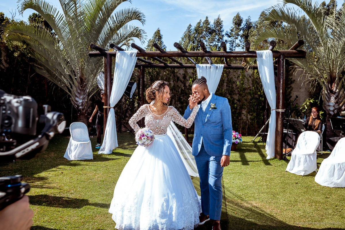 Saída dos noivos da cerimonia, Chácara Joquebede