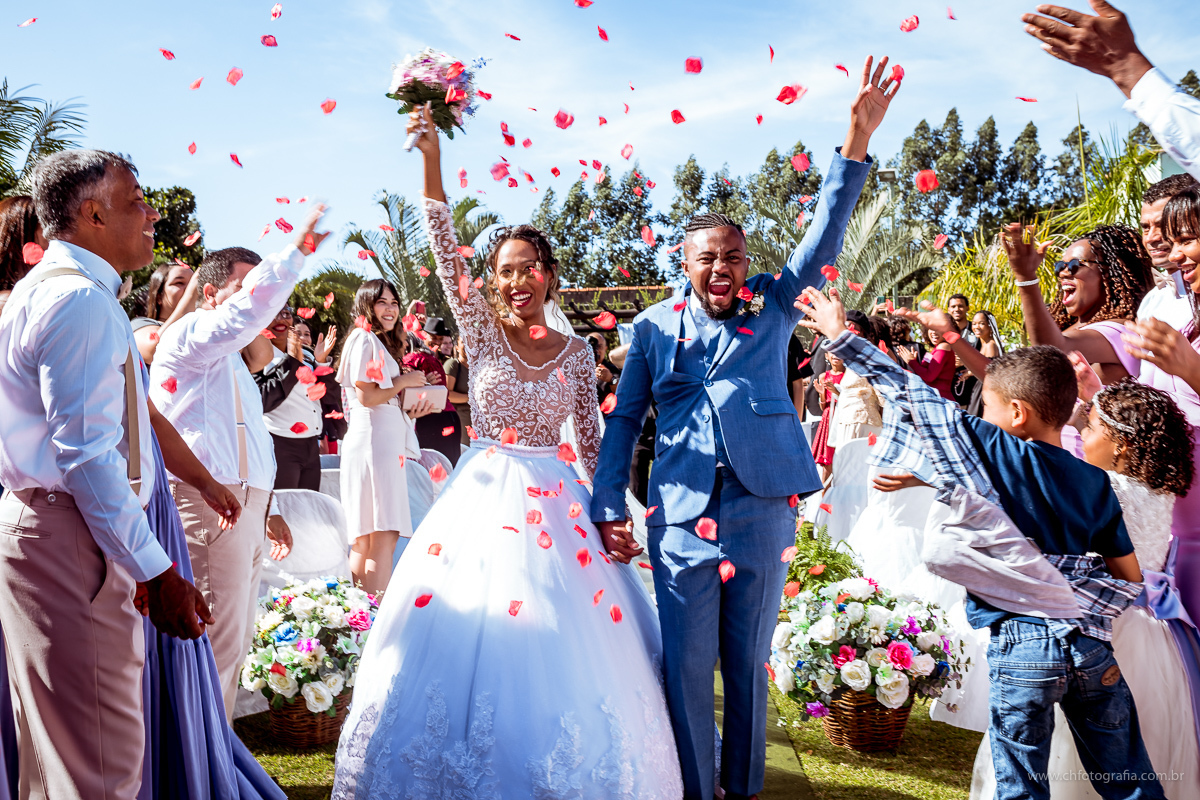 Saída dos noivos da cerimonia, Chácara Joquebede