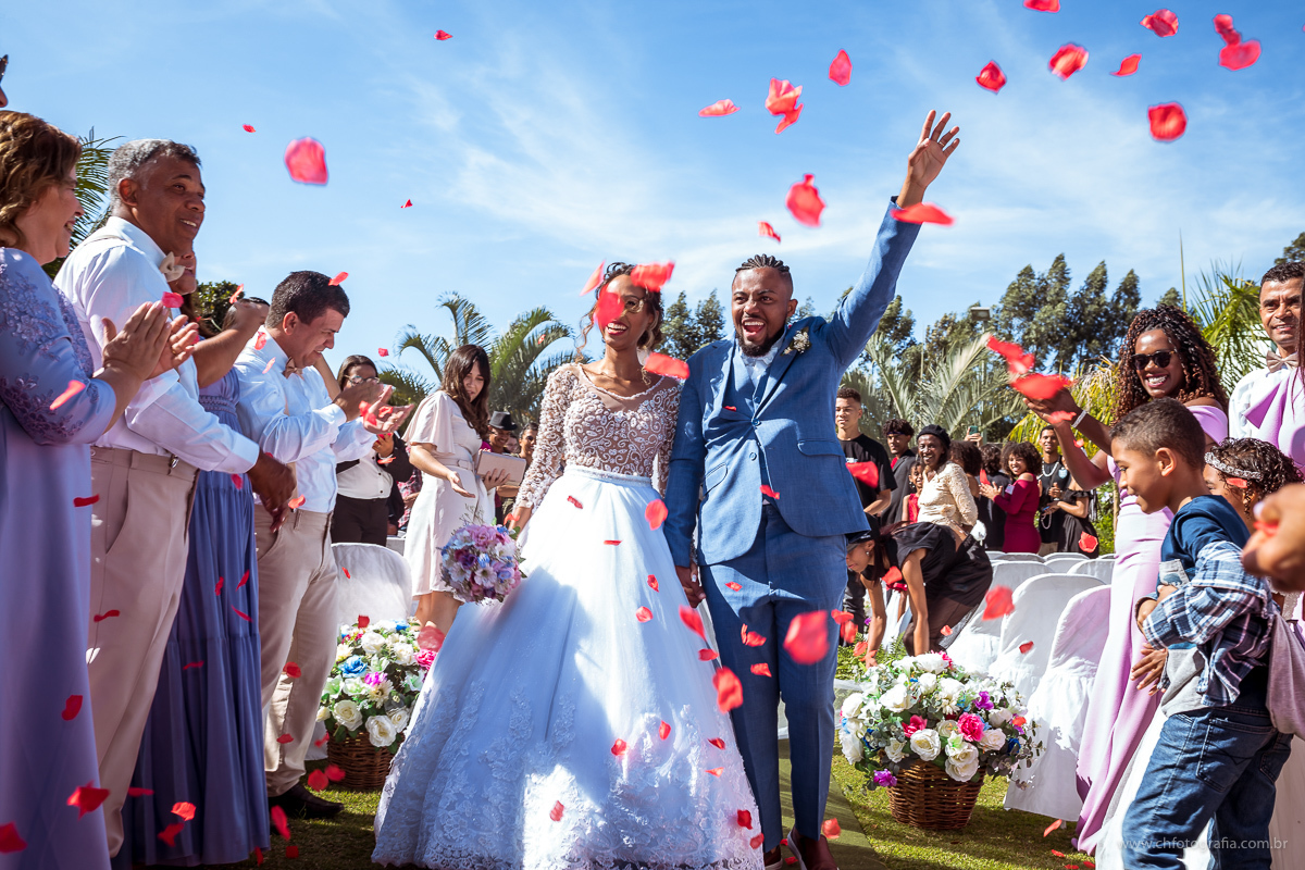 Saída dos noivos da cerimonia, Chácara Joquebede