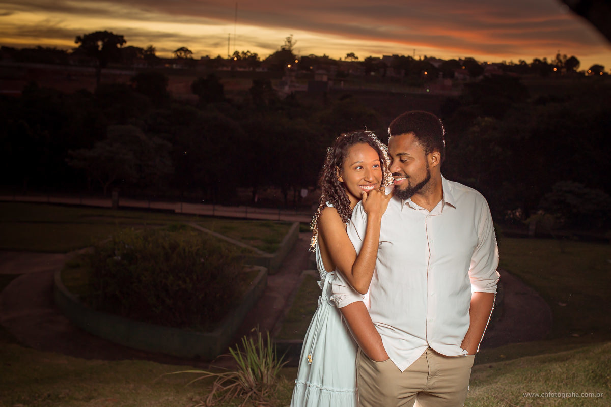 Ensaio pre wedding, fotos de casal, ensaio de casal no swiss parque, swiss park, fotos de noivos, fotografo de ensaio de casal, ch fotografia, fotografo Helio reis, www.chfotografia.com.br, ensaio romantico de casal, por do sol no  Swiss Park