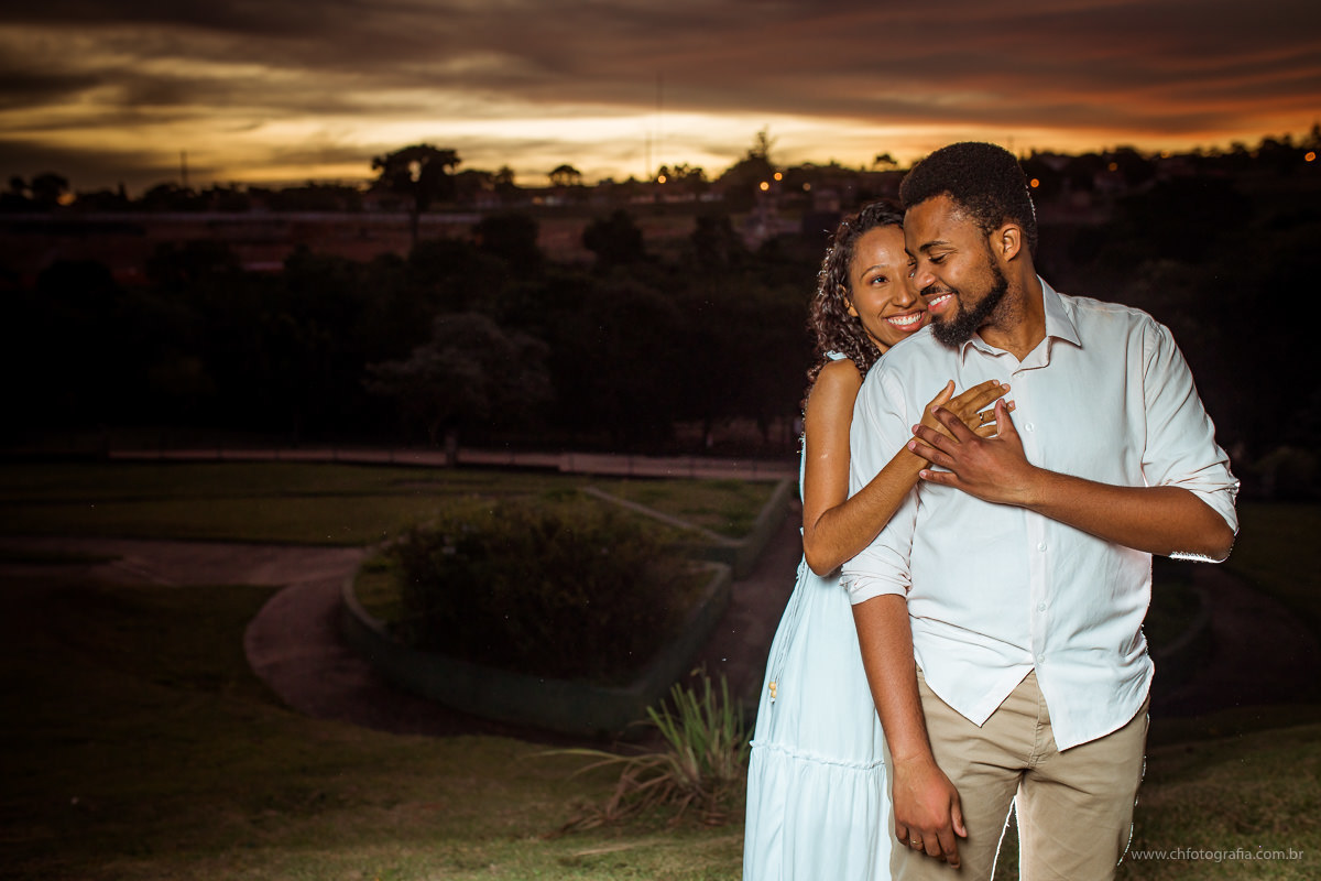 Ensaio pre wedding, fotos de casal, ensaio de casal no swiss parque, swiss park, fotos de noivos, fotografo de ensaio de casal, ch fotografia, fotografo Helio reis, www.chfotografia.com.br, ensaio romantico de casal, por do sol no  Swiss Park