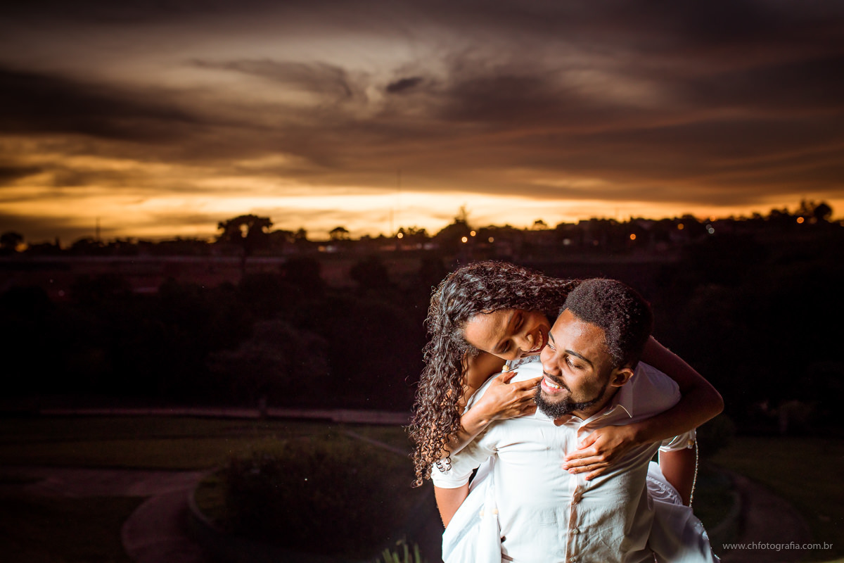 Ensaio pre wedding, fotos de casal, ensaio de casal no swiss parque, swiss park, fotos de noivos, fotografo de ensaio de casal, ch fotografia, fotografo Helio reis, www.chfotografia.com.br, ensaio romantico de casal, por do sol no  Swiss Park