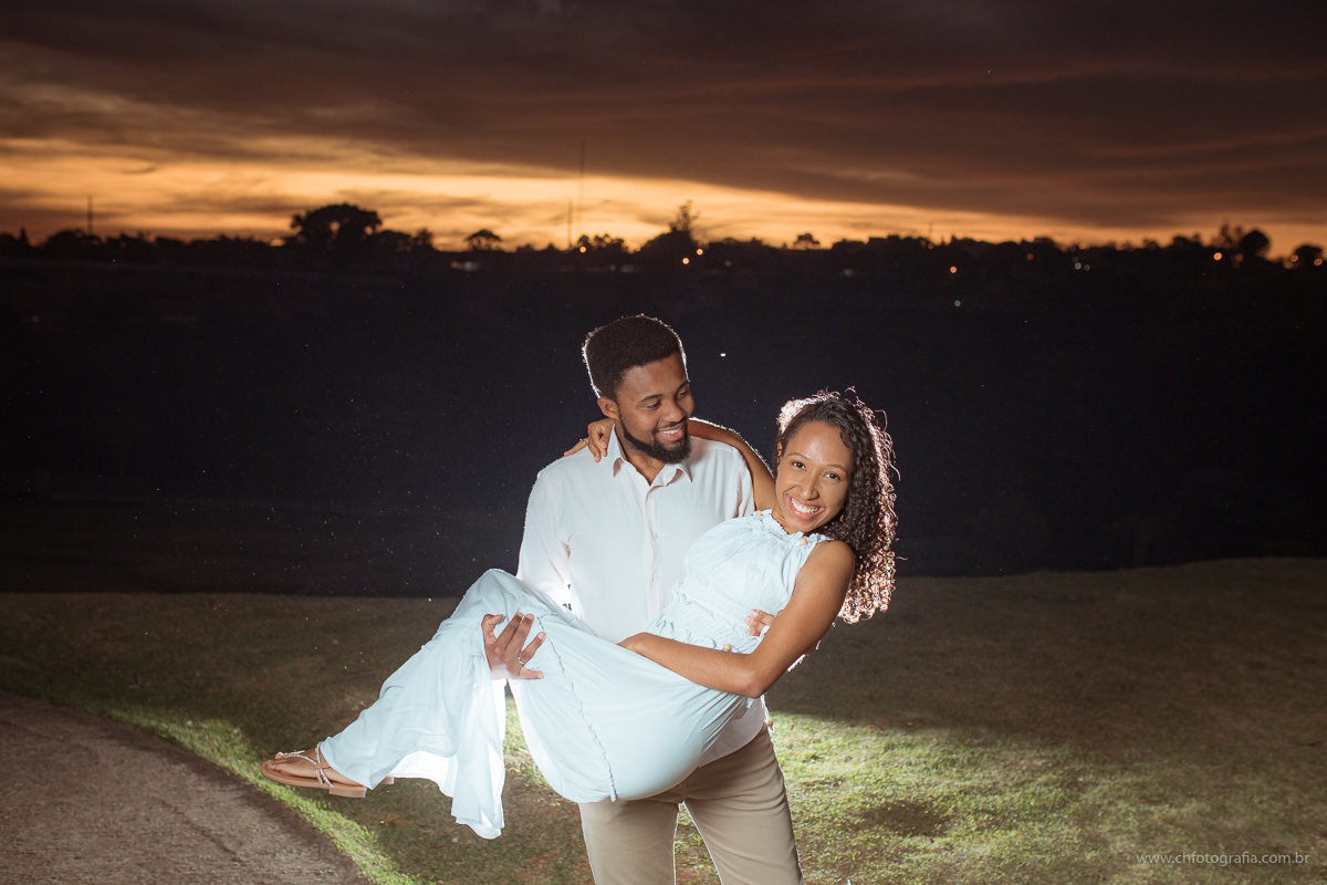 Ensaio pre wedding, fotos de casal, ensaio de casal no swiss parque, swiss park, fotos de noivos, fotografo de ensaio de casal, ch fotografia, fotografo Helio reis, www.chfotografia.com.br, ensaio romantico de casal, por do sol no  Swiss Park