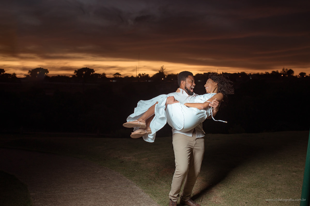 Ensaio pre wedding, fotos de casal, ensaio de casal no swiss parque, swiss park, fotos de noivos, fotografo de ensaio de casal, ch fotografia, fotografo Helio reis, www.chfotografia.com.br, ensaio romantico de casal, por do sol no  Swiss Park
