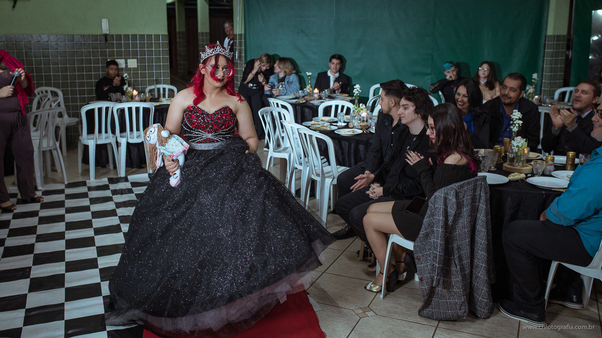 Foto de 15 anos, fotos de debutante, maquiagem gotica de 15 anos, maquiagem, debutante cabelo vermelho, fotografo de 15 anos, ch fotografia, fotografo em Hortolandia, vestido de debutante, vestido de 15 anos