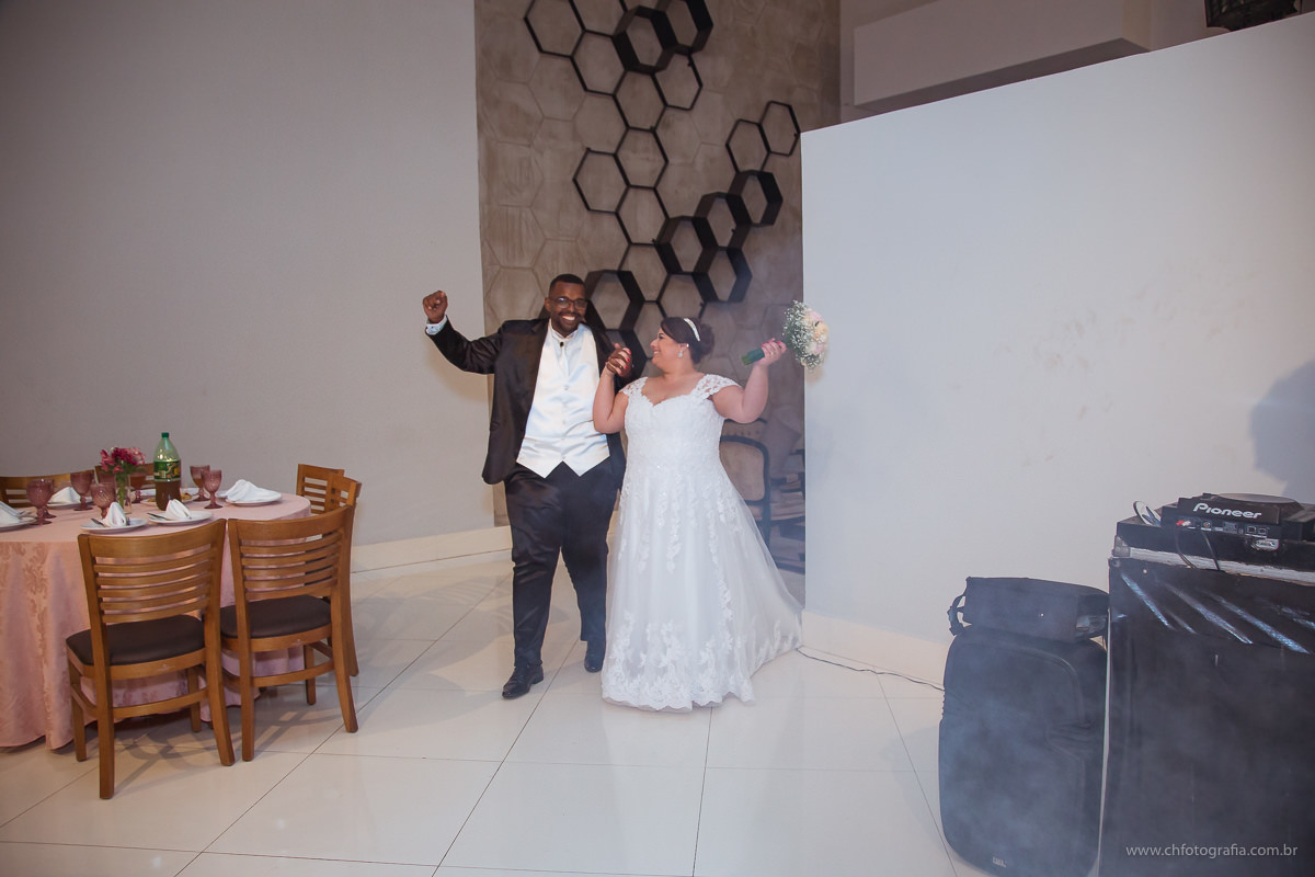 Entrada dos noivos no salao, 