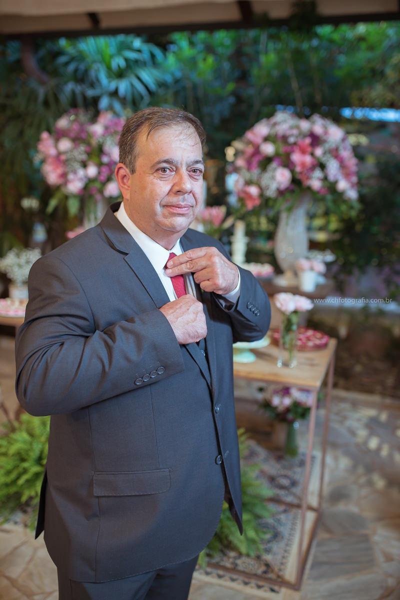 Noivo arrumando a gravada