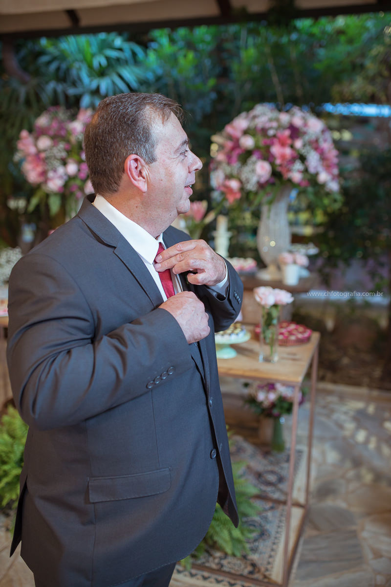 Noivo arrumando a gravada