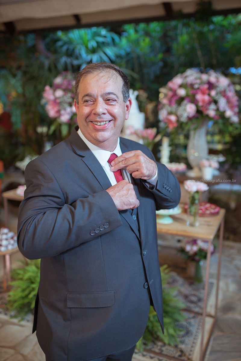 Noivo arrumando a gravada