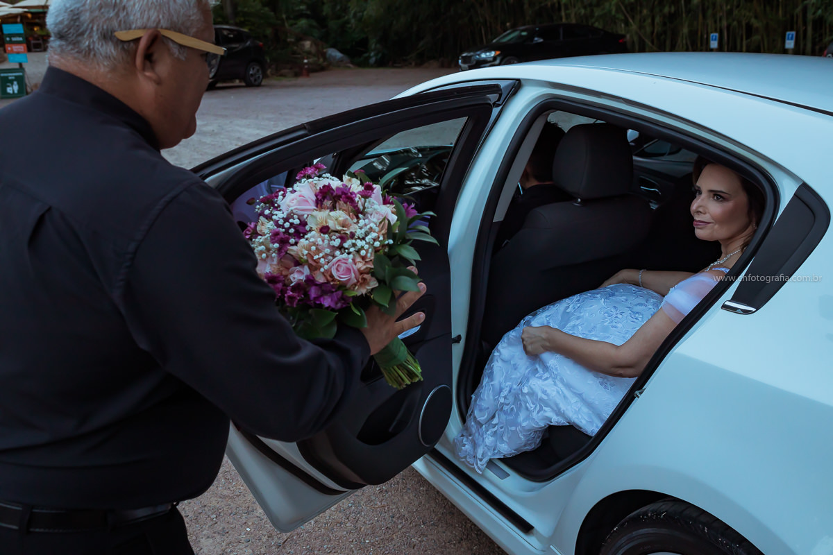 Noiva recebendo o buque pelo celebrante Jhony Miranda