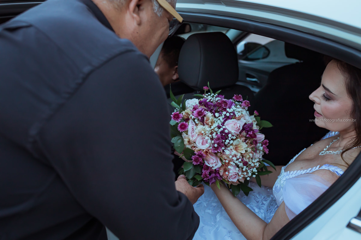 Noiva recebendo o buque pelo assessor Jhony Miranda