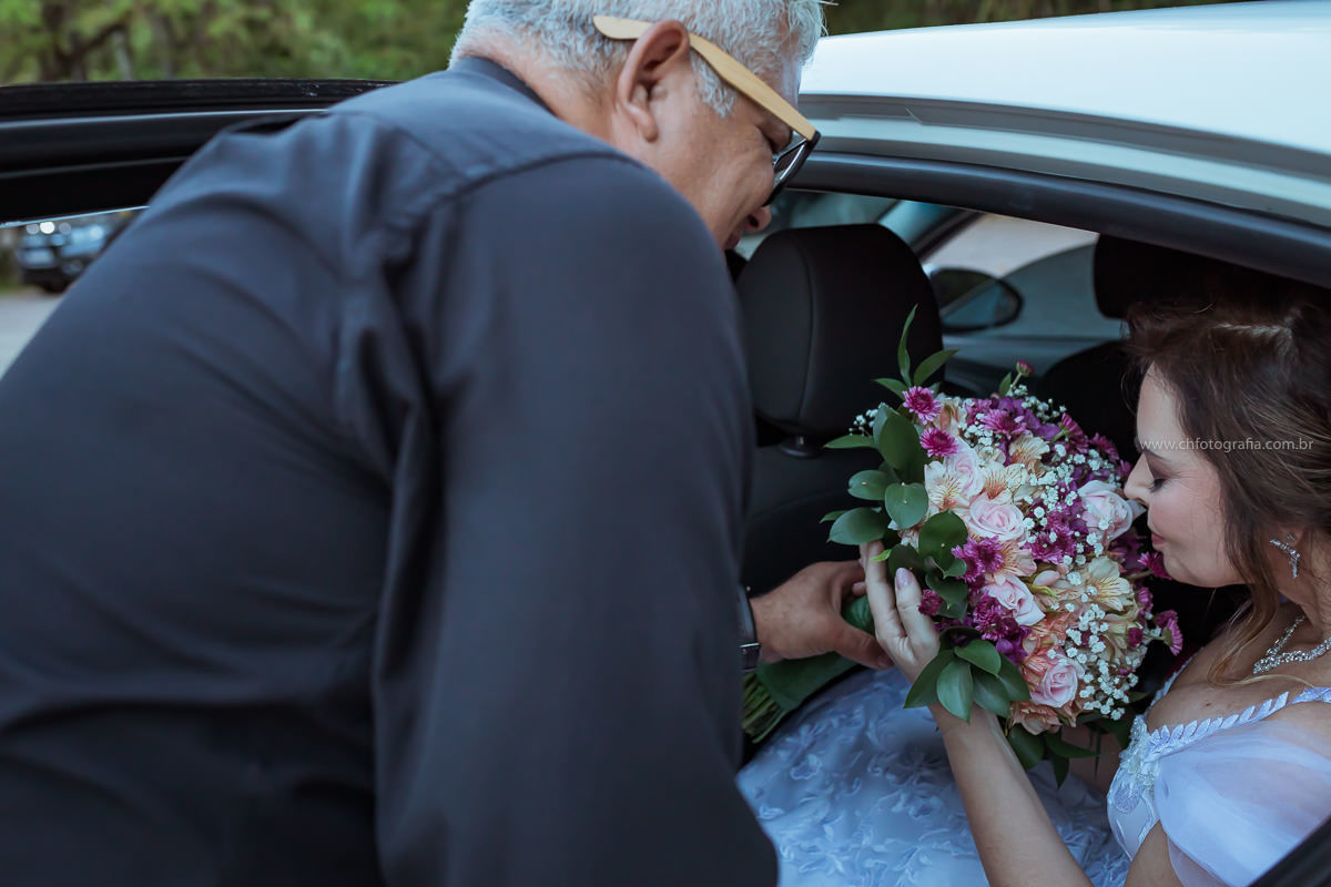 Noiva recebendo o buque pelo assessor Jhony Miranda