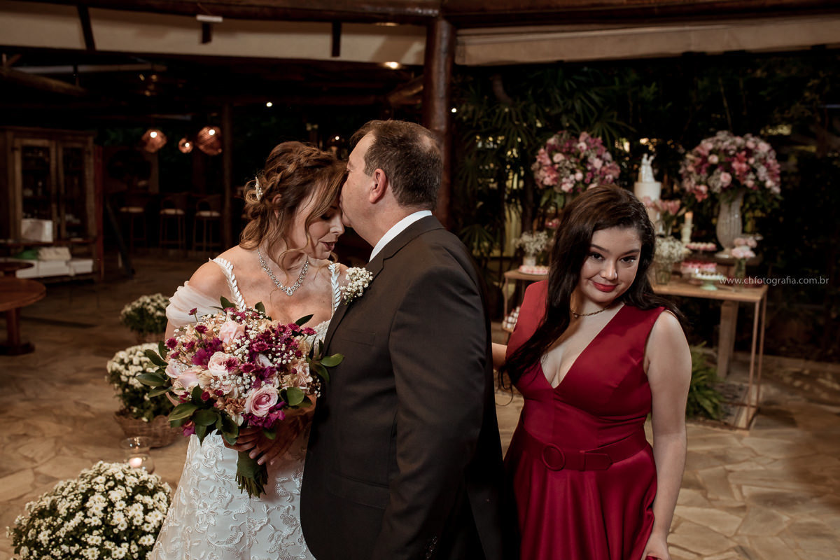 Entrada da noiva, Restaurante Vila Paraíso -  Joaquim Egídio, beijo do noivo recebendo a noiva, beijo na testa 