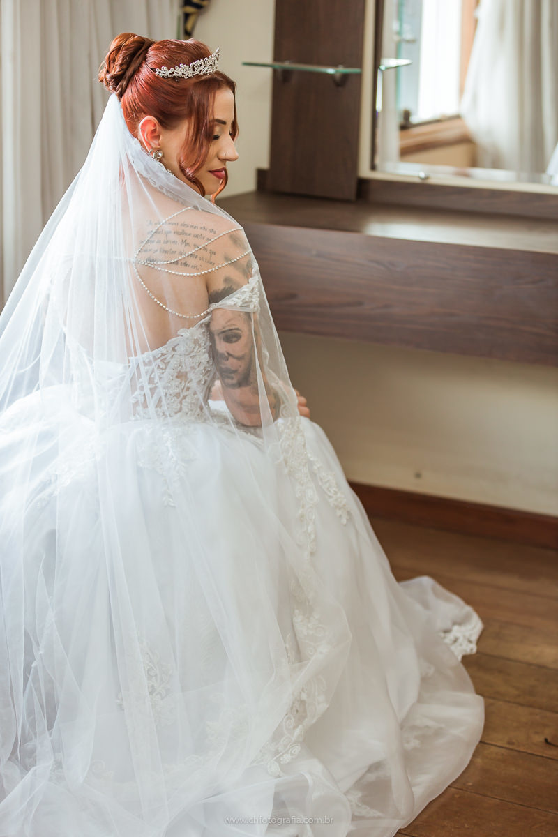 Hipnose Dia de Noiva, noiva se olhando no espelho