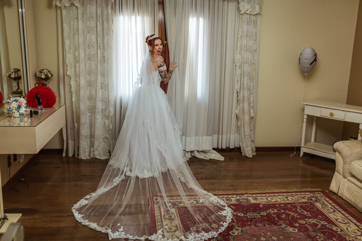 Noiva pronta para sair, foto de noiva, vestido de noiva