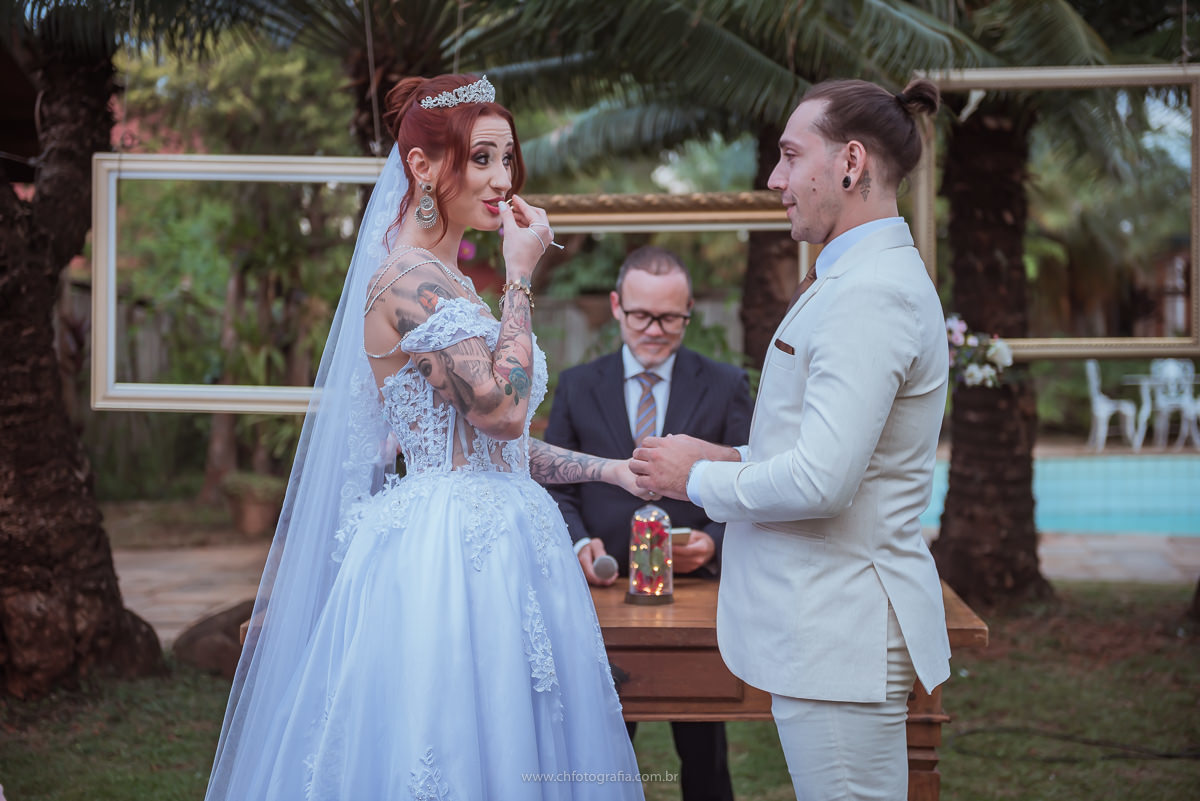 Foto de casamento, fotografo de casamento, melhores fotografos de casamento, noiva beija a aliança 