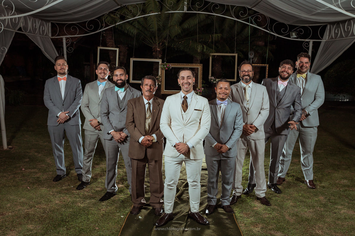 Foto dos padrinhos com o noivo