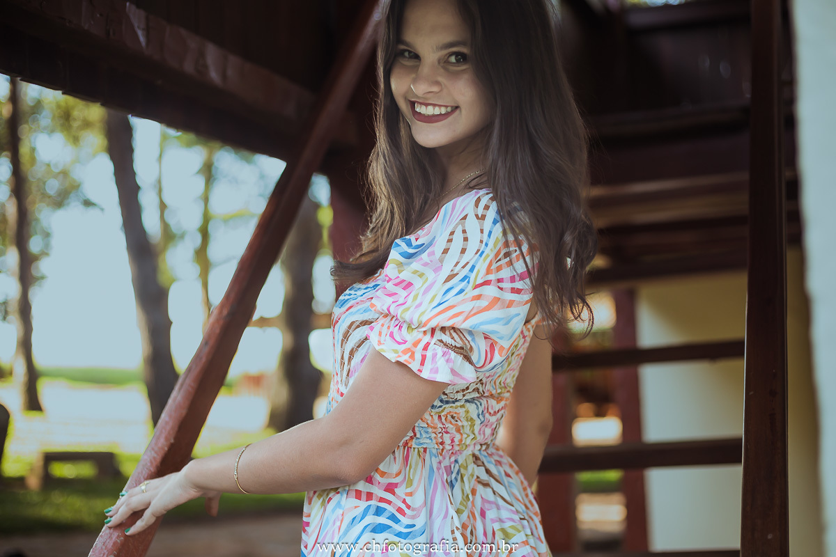 debutante subindo escada, ensaio de debutante na Colônia Helvetia - Indaiatuba- SP