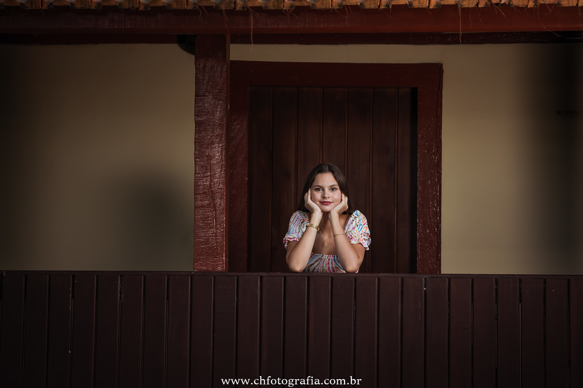 debutante subindo escada, ensaio de debutante na Colônia Helvetia - Indaiatuba- SP