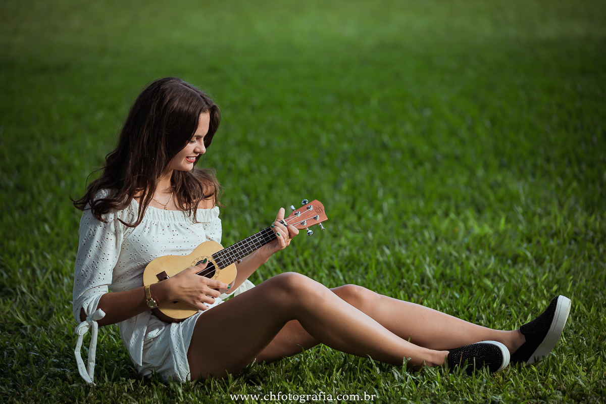Debutante tocando violão, ensaio de 15 anos tocando ukulele, ensaio realizado na Colônia Helvetia - Indaiatuba- SP, foto de debutante gaúcha tocando ukulele